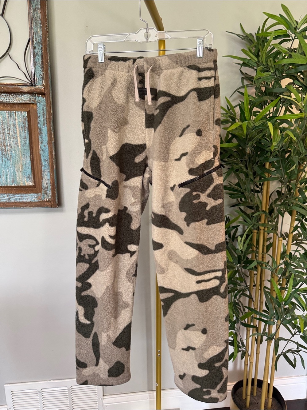 Fear of God Essentials unisex Beige & Olive Camo Fleece Joggers Small
